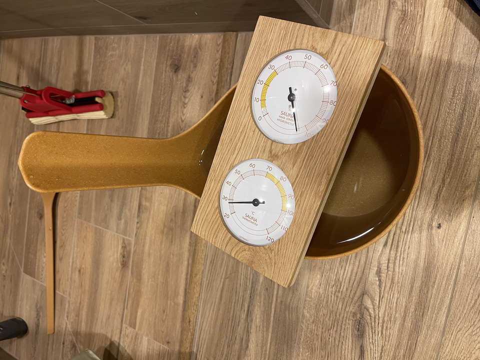 &ldquo;Hygrometer positioned securely on a bucket of warm water&rdquo;